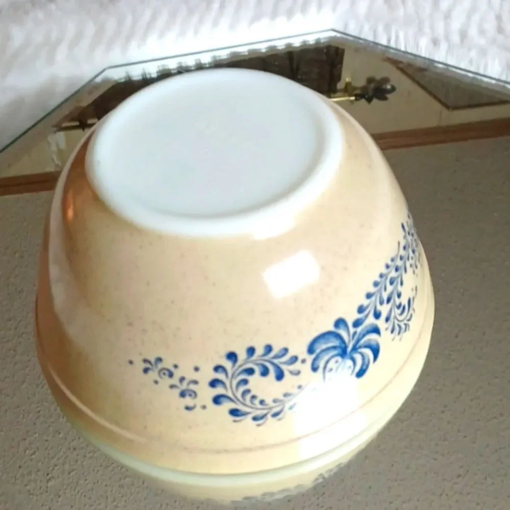 PYREX  Homestead Tan  & Blue  402 1.5 Quart Vintage Mixing‎ Bowl